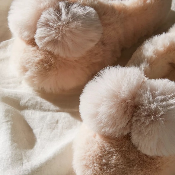 Anthropologie House Bunny Furry Slippers (NWOT) - Picture 3 of 7